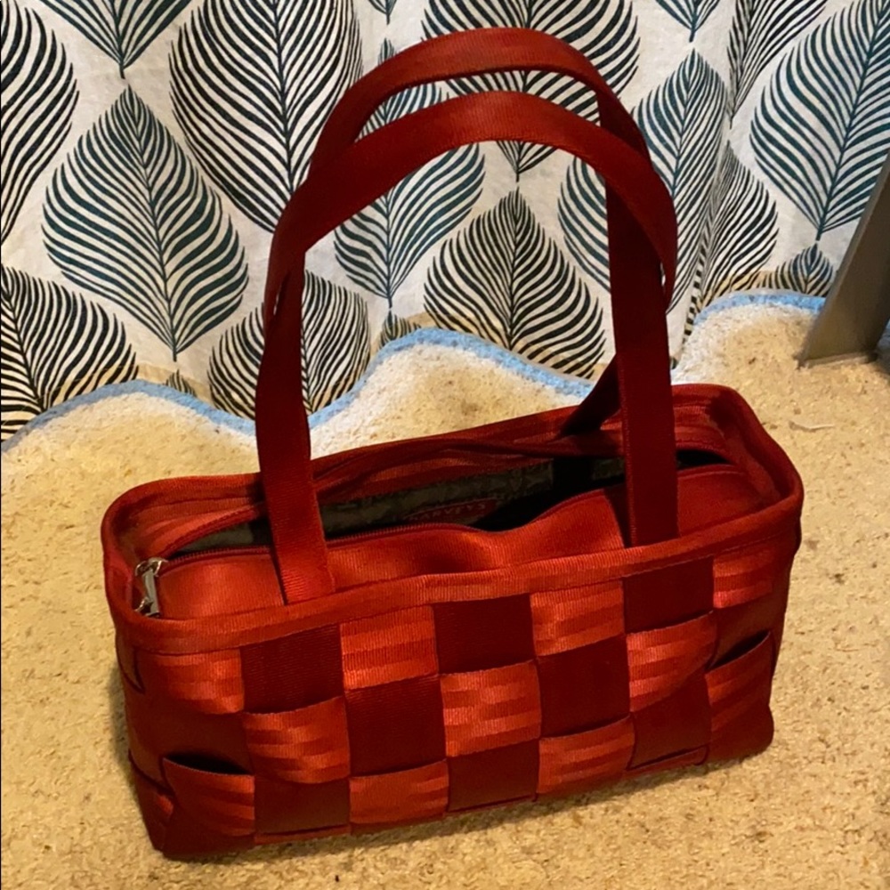 Harvey’s seat belt purse